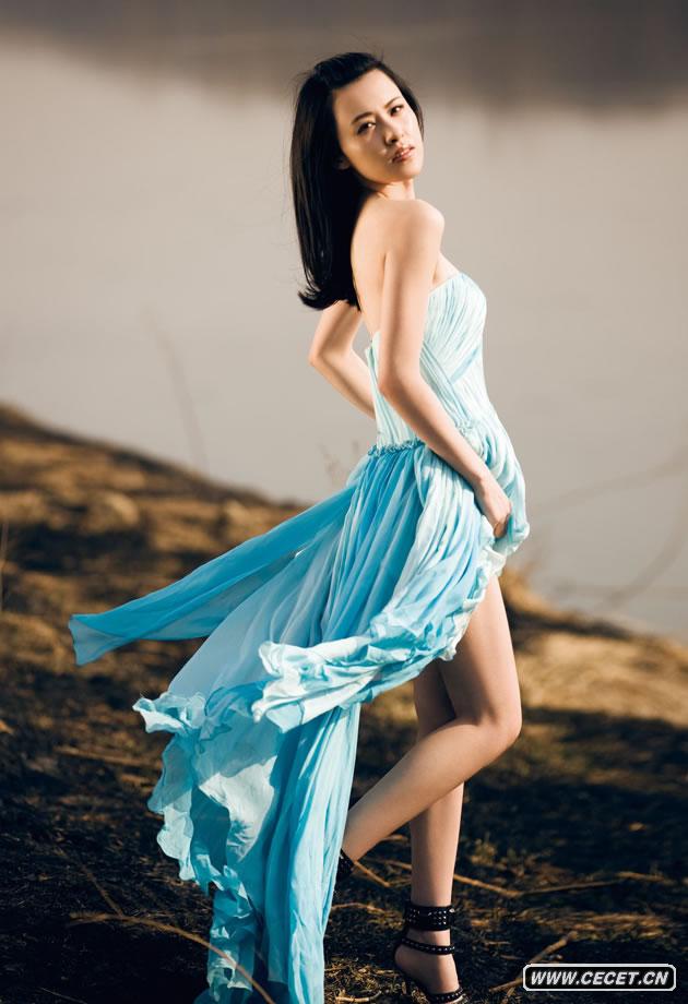 人氣藝人陰奕彤在北京郊區拍攝了一組外景大片