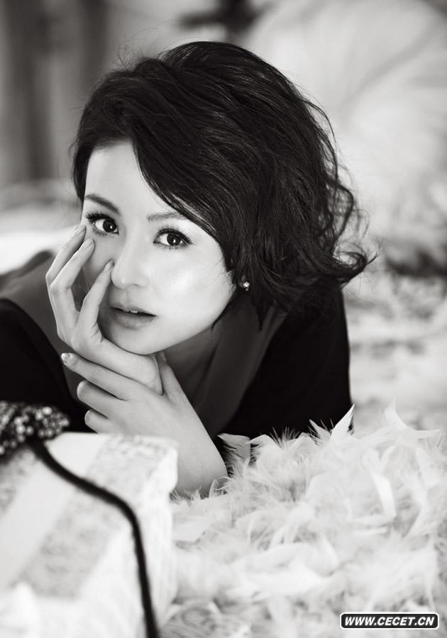 當紅女星戴嬌倩曝光了一組最新的家居寫(xiě)真