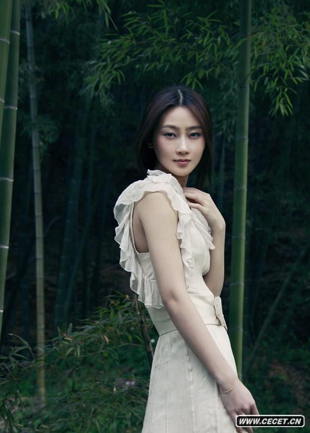 素有“中國造夢(mèng)者”之稱(chēng)的攝影師孫郡為林鵬拍攝了一組時(shí)尚圖片