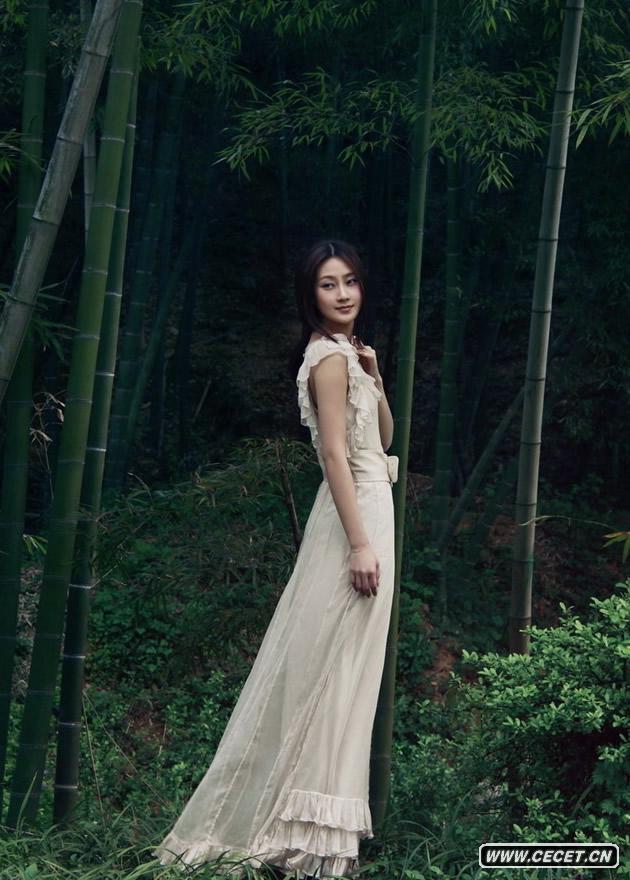 素有“中國造夢(mèng)者”之稱(chēng)的攝影師孫郡為林鵬拍攝了一組時(shí)尚圖片