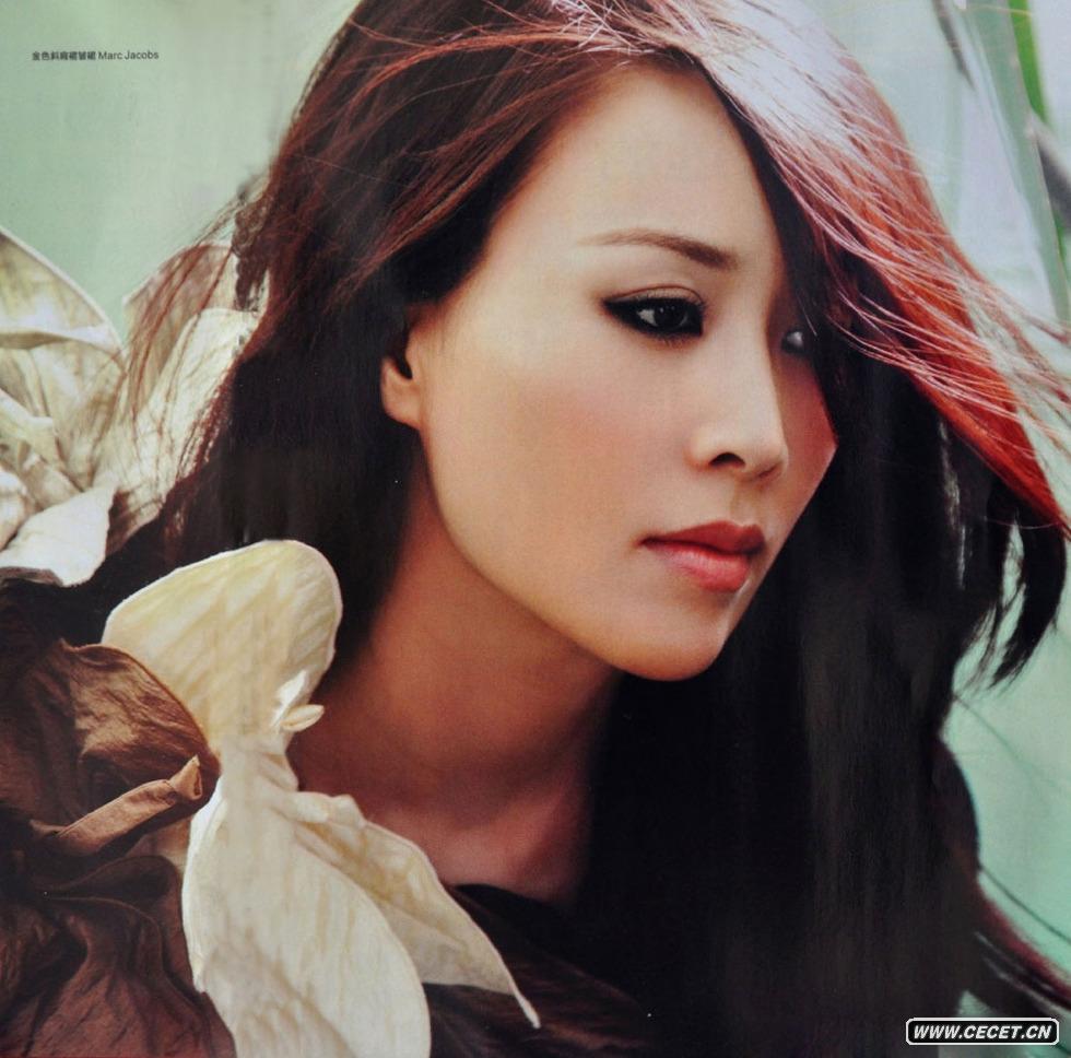 那英于日前在微博曝光了接受《時(shí)尚芭莎》6月號專(zhuān)訪(fǎng)的照片