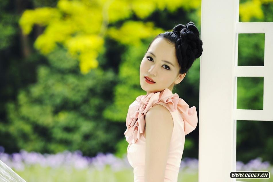 百變女郎唐于鴻近期頻頻受到時(shí)尚雜志和旅游機構的邀約