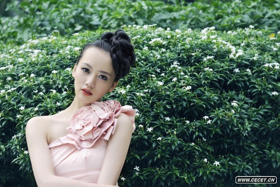 百變女郎唐于鴻近期頻頻受到時(shí)尚雜志和旅游機構的邀約