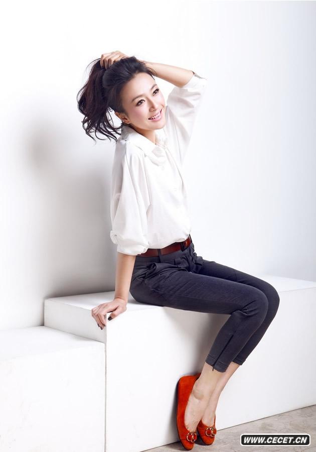 秦嵐如初夏清風(fēng)般淡雅的形象宛如鄰家女孩般晶瑩動(dòng)人