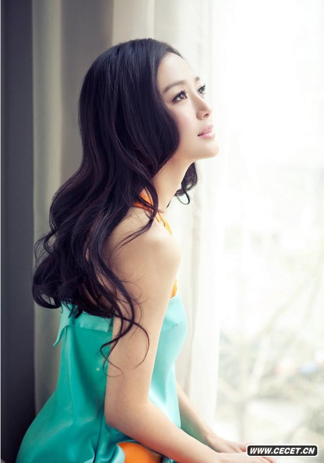 秦嵐如初夏清風(fēng)般淡雅的形象宛如鄰家女孩般晶瑩動(dòng)人