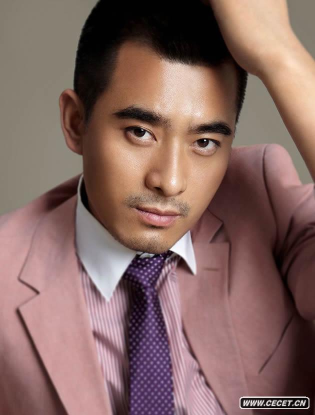 陳龍應邀為某雜志拍攝了一組最新寫(xiě)真