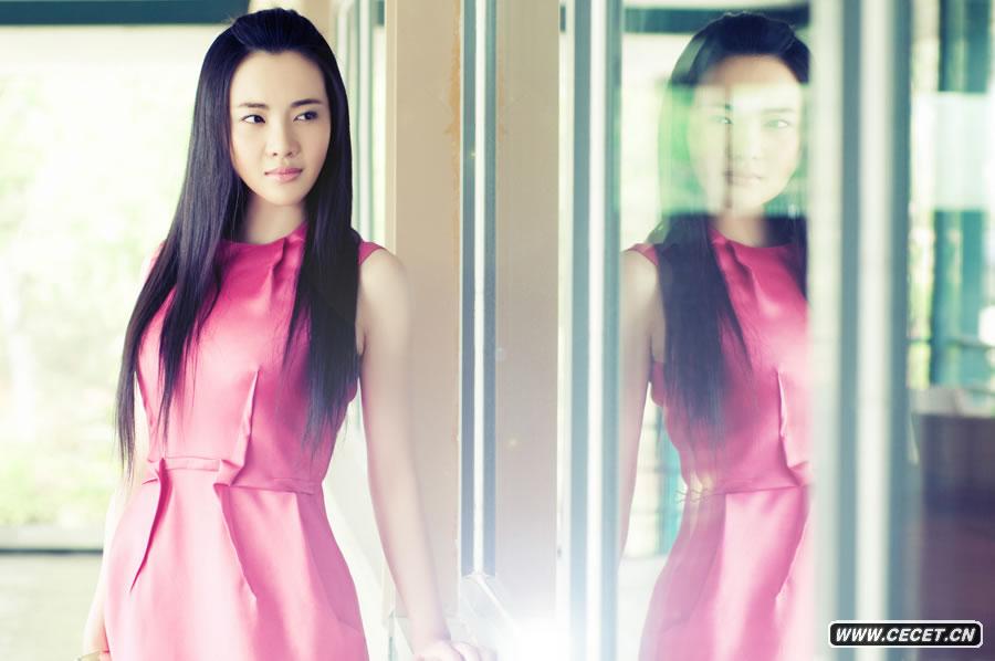 影視歌三棲女星孟茜為即將出爐的新歌拍攝一系列的宣傳寫(xiě)真