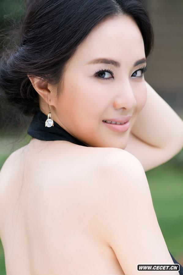 影視歌三棲女星孟茜為即將出爐的新歌拍攝一系列的宣傳寫(xiě)真