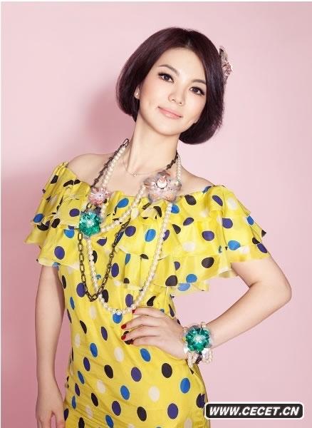 著(zhù)名主持人李湘攜愛(ài)女王詩(shī)齡登上某時(shí)尚雜志封面