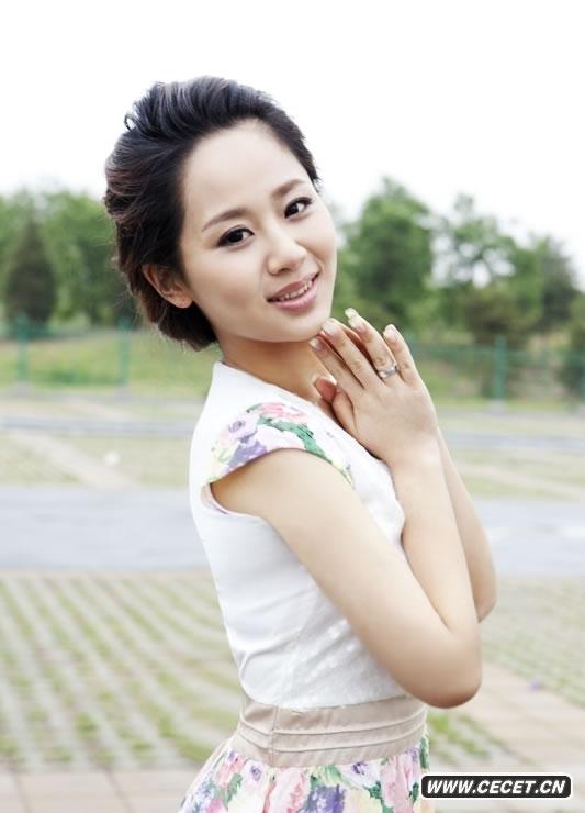 正在北京電影學(xué)院的楊紫為某雜志拍攝了一組戶(hù)外寫(xiě)真