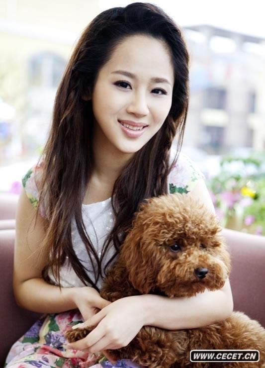 正在北京電影學(xué)院的楊紫為某雜志拍攝了一組戶(hù)外寫(xiě)真