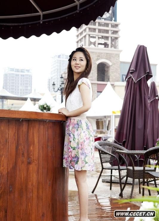 正在北京電影學(xué)院的楊紫為某雜志拍攝了一組戶(hù)外寫(xiě)真