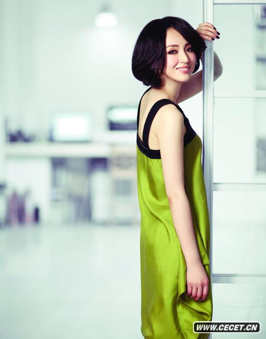 近期董璇拍攝了一組充滿(mǎn)夏日風(fēng)情的寫(xiě)真