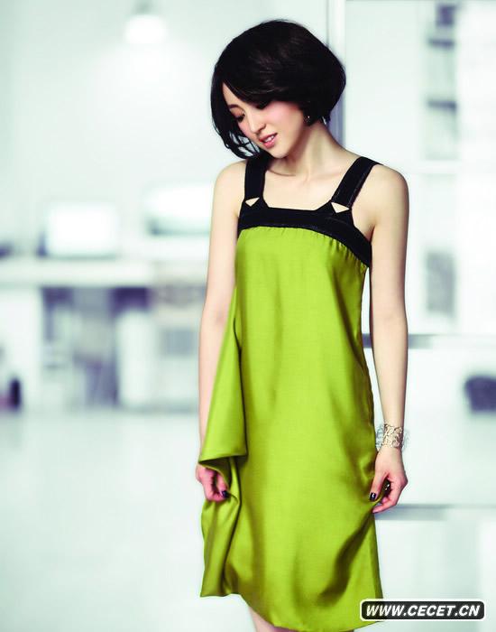 近期董璇拍攝了一組充滿(mǎn)夏日風(fēng)情的寫(xiě)真