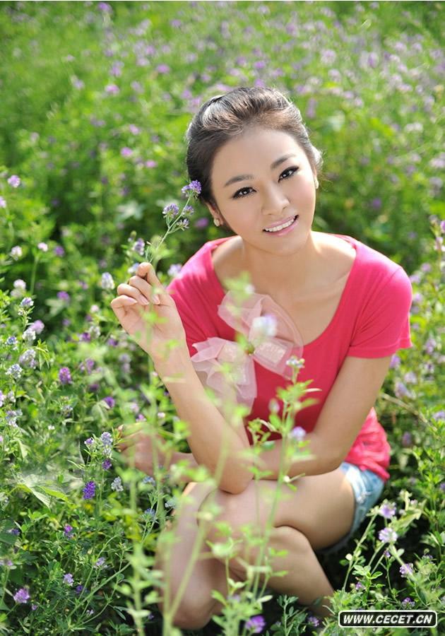 演員小斯琴高娃一組清純可人的夏日寫(xiě)真曝光