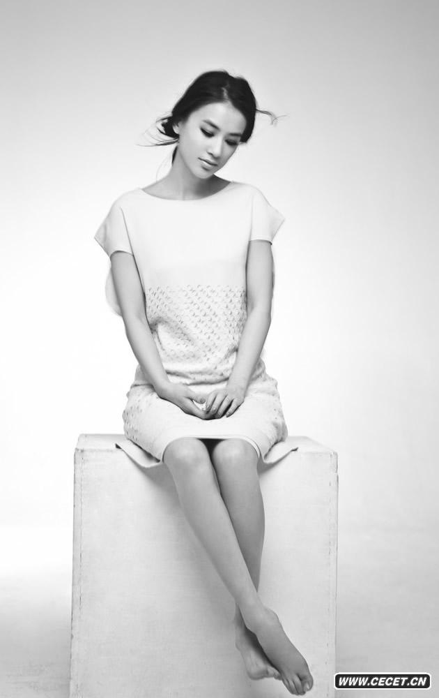 黃圣依除了藝人身份之外的巨力影視執行總裁身份顯得尤為特別