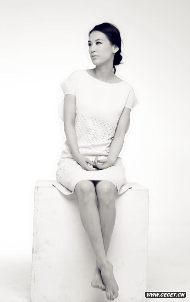 黃圣依除了藝人身份之外的巨力影視執行總裁身份顯得尤為特別