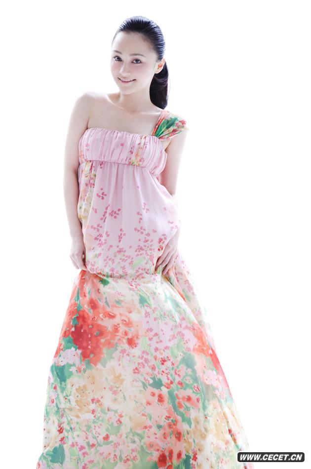 姚笛花裙寫(xiě)真活潑俏麗 盡顯清新氣質(zhì)