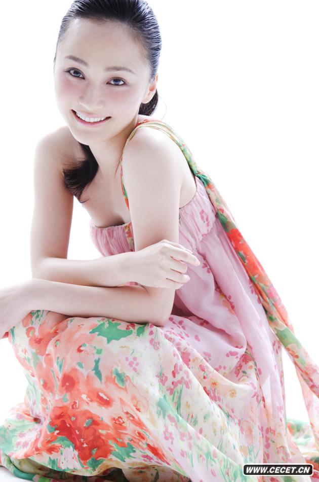 姚笛花裙寫(xiě)真活潑俏麗 盡顯清新氣質(zhì)