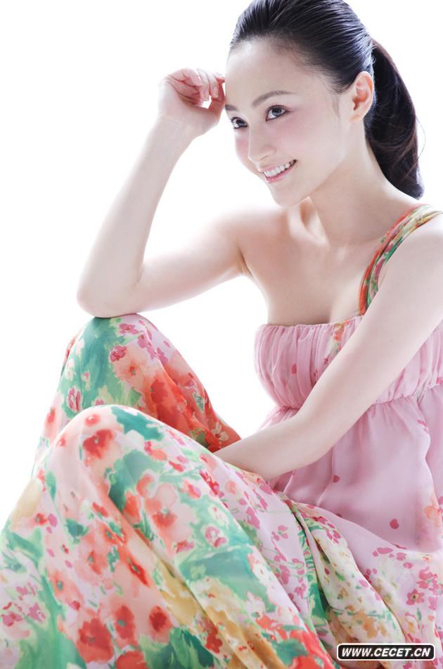姚笛花裙寫(xiě)真活潑俏麗 盡顯清新氣質(zhì)