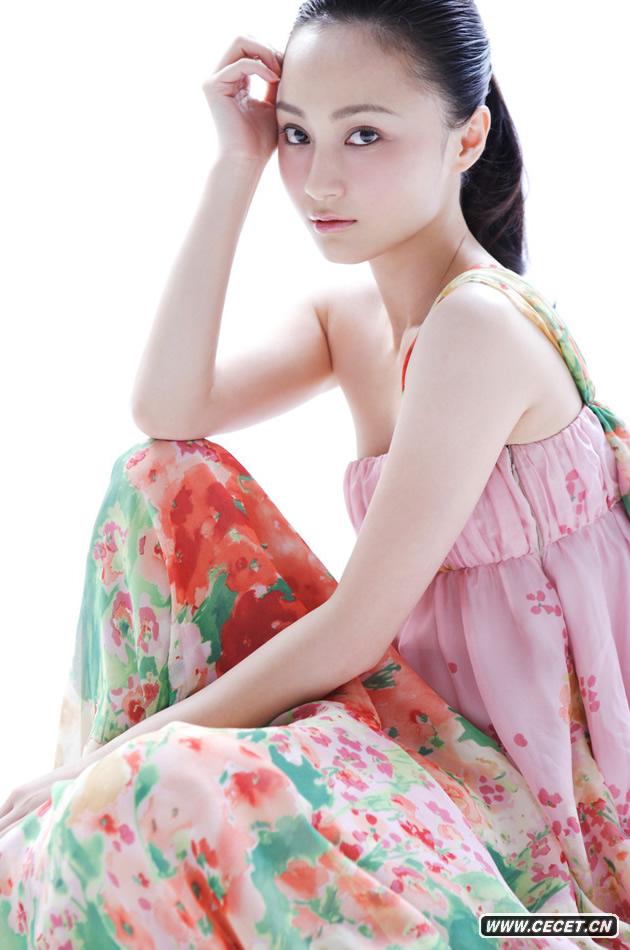 姚笛花裙寫(xiě)真活潑俏麗 盡顯清新氣質(zhì)