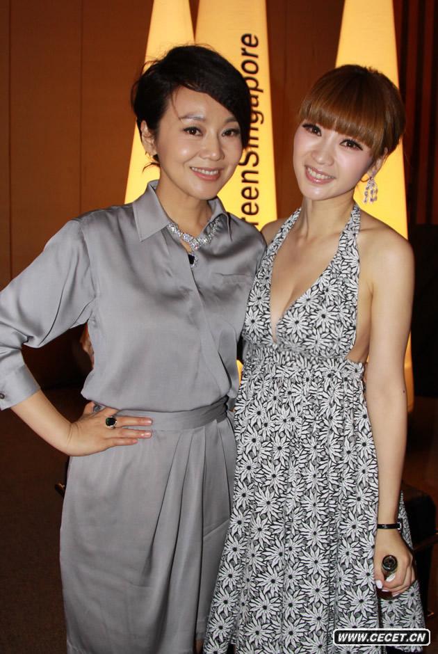 向來(lái)火辣的柳巖一抹深V的黑白碎花短裙性感登場(chǎng)