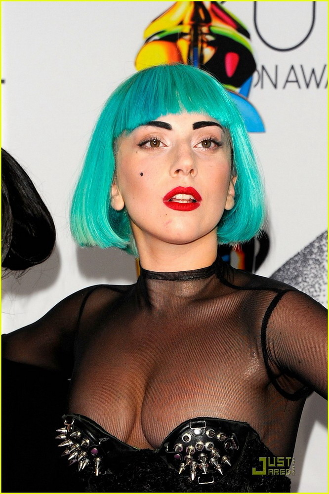 歌壇“百變女王”Lady Gaga現身紐約林肯中心的愛(ài)麗絲·塔利音樂(lè )廳