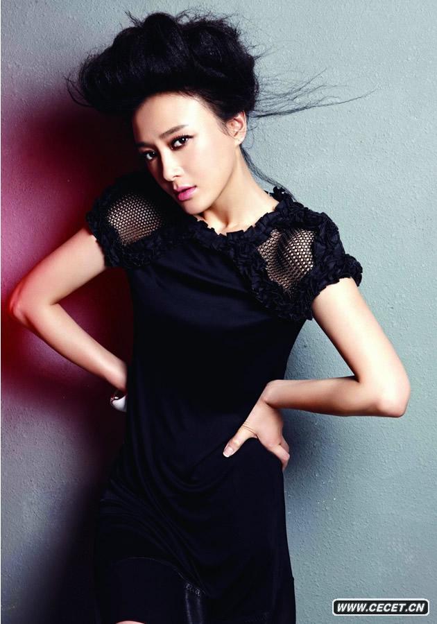 女星秦嵐為某雜志拍攝了一組封面時(shí)尚大片