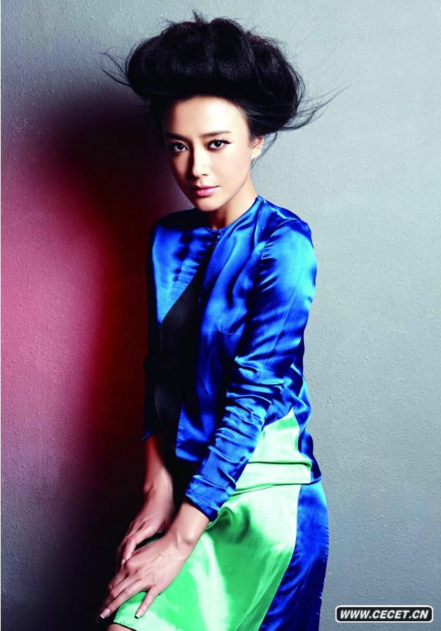 女星秦嵐為某雜志拍攝了一組封面時(shí)尚大片