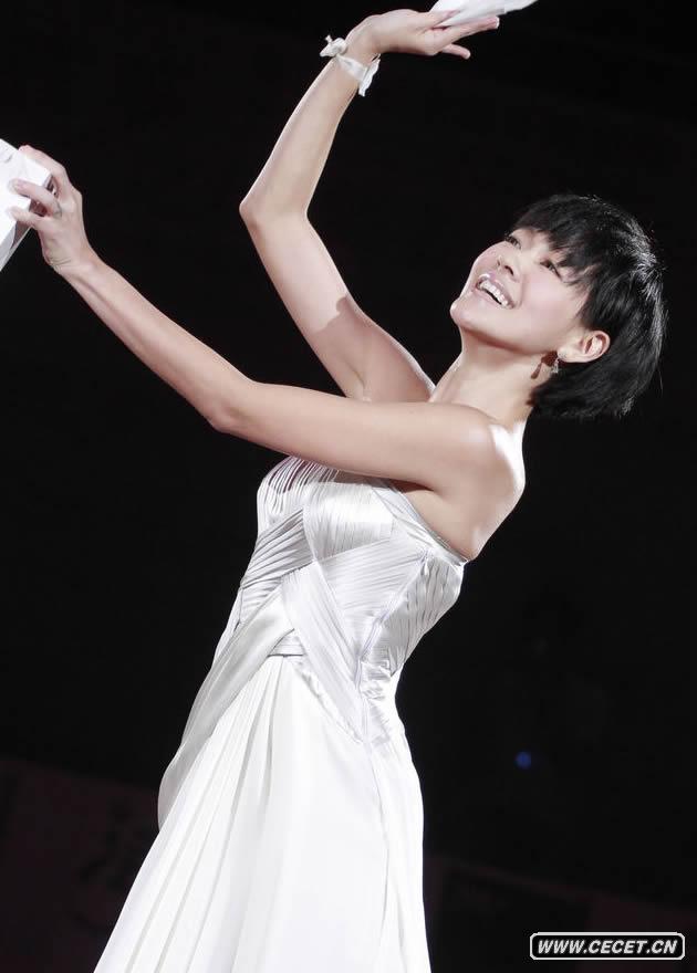 小S徐熙娣首次來(lái)港為某紙巾品牌做宣傳