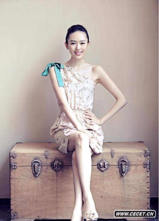 85后氣質(zhì)女生童瑤為某雜志拍攝的封面大片近日曝光