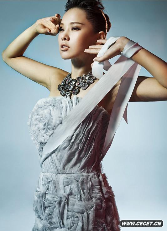 伊能靜登本期《精品購物指南》封面