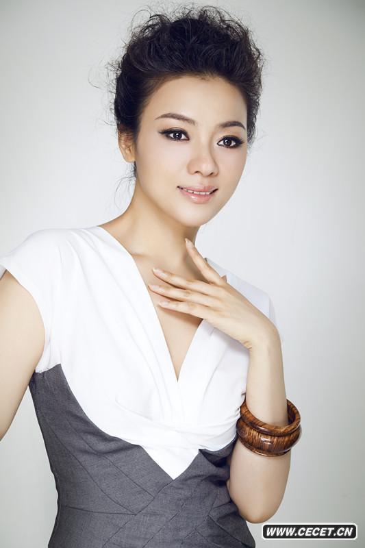 致力于新民歌推廣的陳思思第二波寫(xiě)真《風(fēng)華正茂》曝光