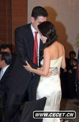 李冰冰出席活動(dòng)遭“抱”