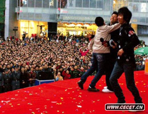 羽泉出席活動(dòng)遭熊抱