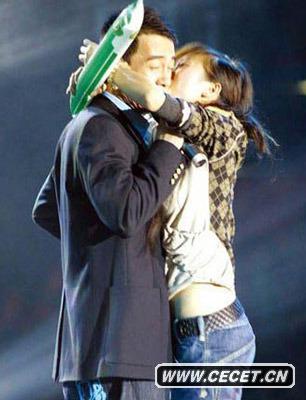 陳小春遭女粉絲熊抱