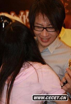 劉謙遭粉絲強抱面露尷尬