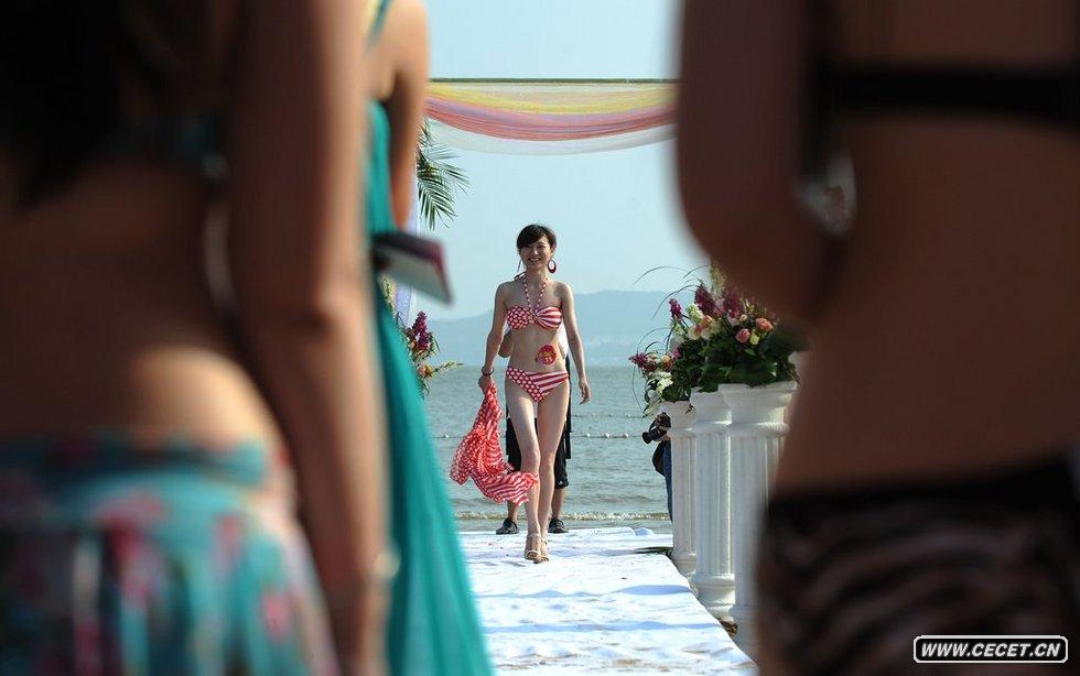 2011625h|ɳԡ(chng)eеؔӢH(hu )F(chng)ŮȻչʾԼ