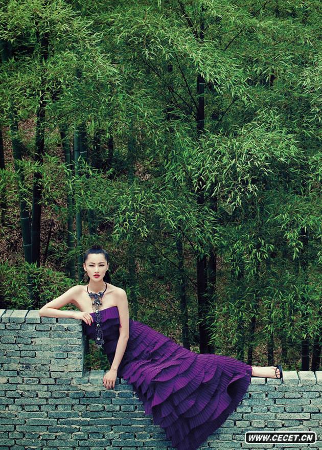 演員張歆藝受邀為一線(xiàn)雜志《時(shí)尚芭莎》拍攝的最新寫(xiě)真大片