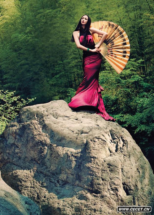 演員張歆藝受邀為一線(xiàn)雜志《時(shí)尚芭莎》拍攝的最新寫(xiě)真大片