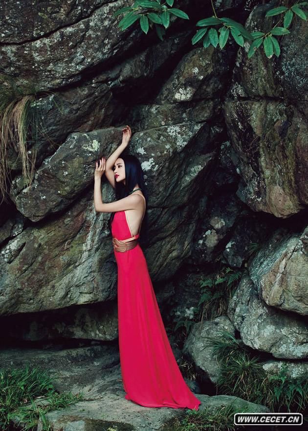 演員張歆藝受邀為一線(xiàn)雜志《時(shí)尚芭莎》拍攝的最新寫(xiě)真大片