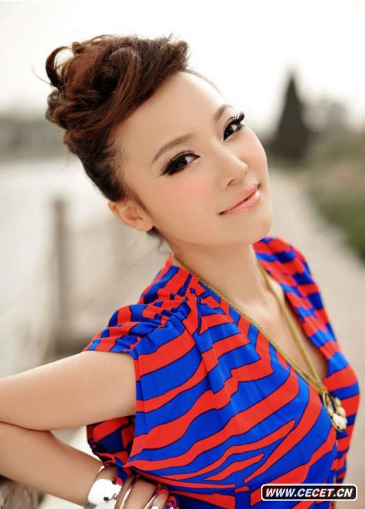 有影視劇歌后之稱(chēng)的歌手李佳璐發(fā)布了自己出道以來(lái)的首套寫(xiě)真