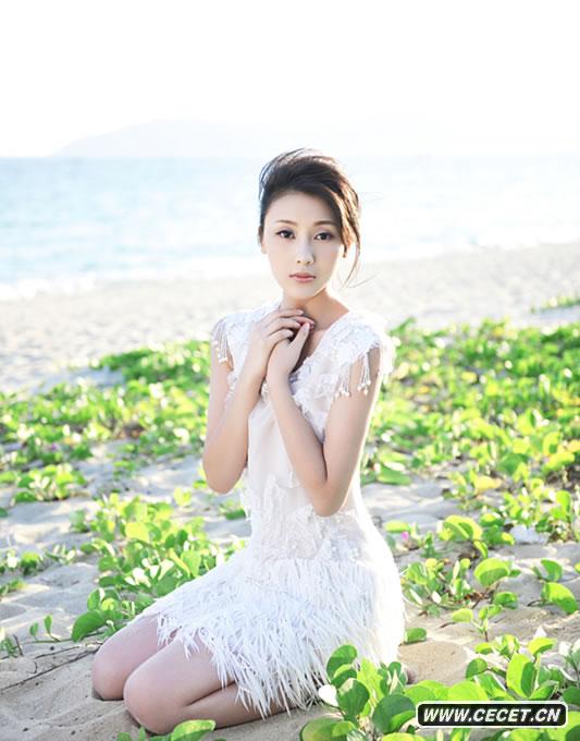 甘薇應雜志邀請赴爛漫的夏日海濱拍攝最新寫(xiě)真