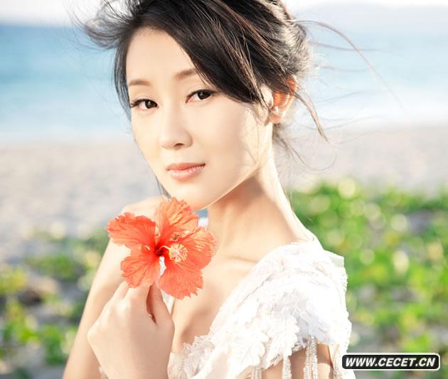 甘薇應雜志邀請赴爛漫的夏日海濱拍攝最新寫(xiě)真