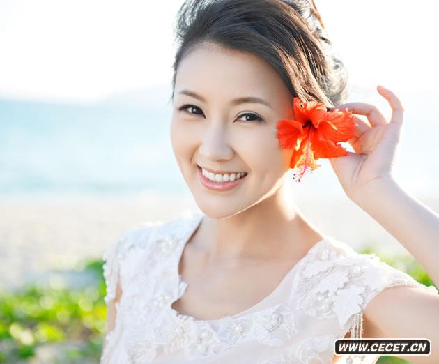 甘薇應雜志邀請赴爛漫的夏日海濱拍攝最新寫(xiě)真