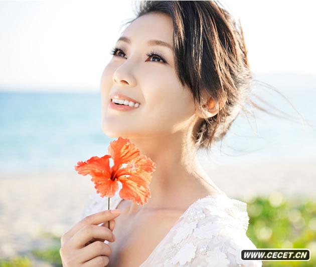 甘薇應雜志邀請赴爛漫的夏日海濱拍攝最新寫(xiě)真