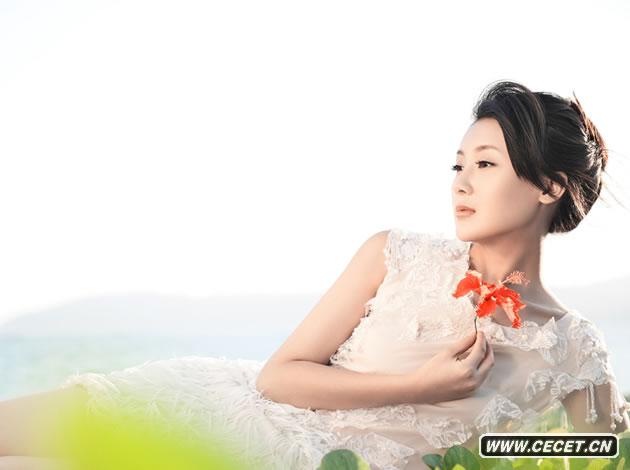 甘薇應雜志邀請赴爛漫的夏日海濱拍攝最新寫(xiě)真