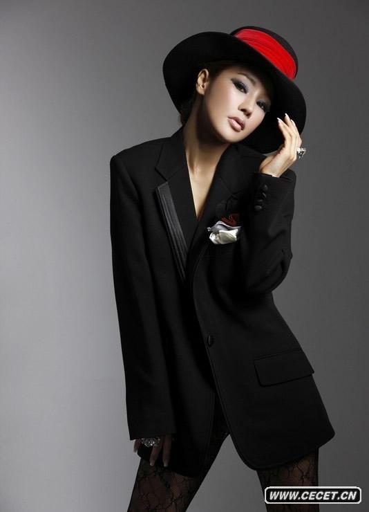 米娜早些時(shí)候在韓國拍攝的全新中性風(fēng)性感寫(xiě)真也正式曝光