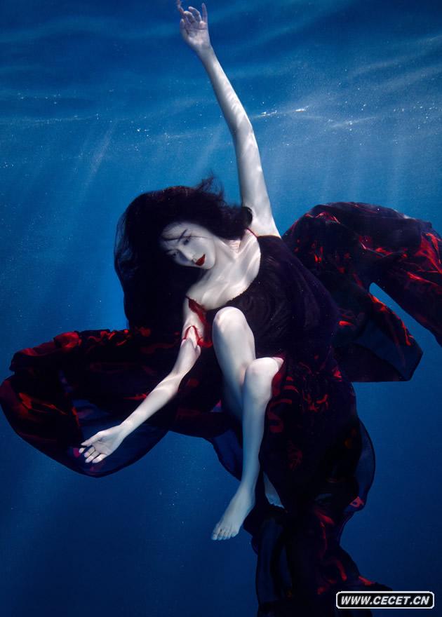 最近頻頻現身公益慈善活動(dòng)的范冰冰在近日傳出的一組水下大片中