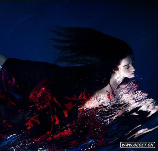 最近頻頻現身公益慈善活動(dòng)的范冰冰在近日傳出的一組水下大片中